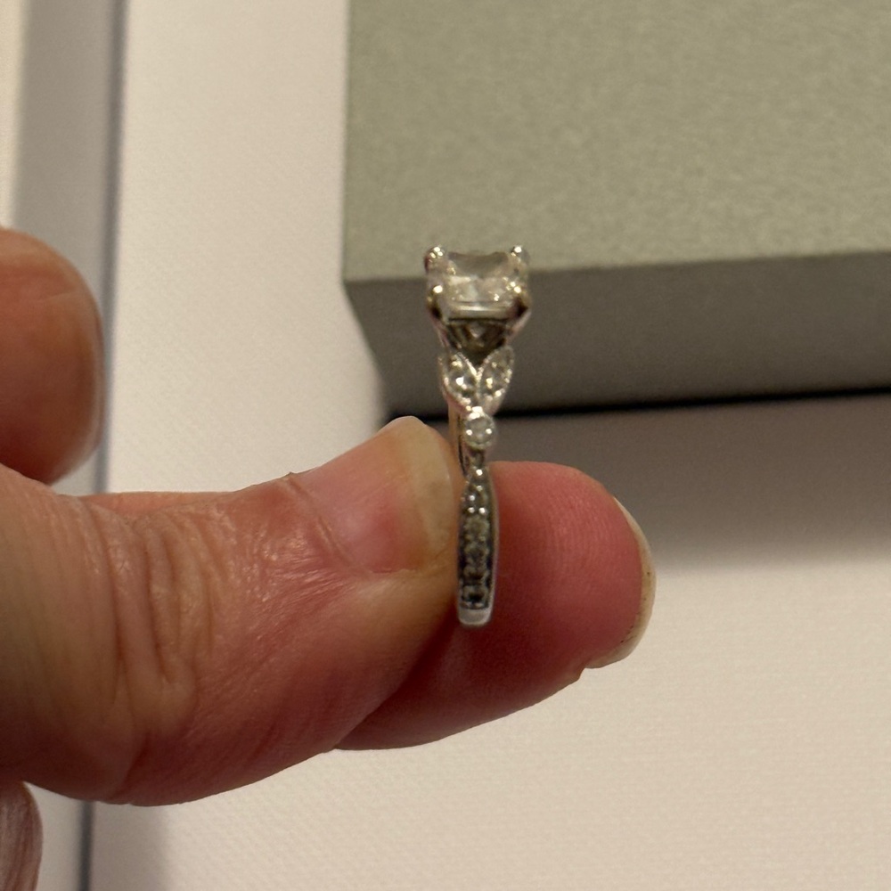 Elegant Silver cushion cut diamond engagement ring - Picture 5 of 11